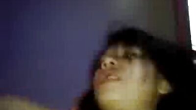 Pohota vroča najstnica se igra s svojo mokro muco na kameri